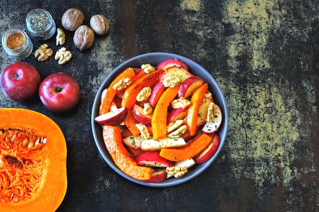 Salada de abóbora com maçãs e nozes. Receita de salada com abóbora e maçãs. Salada de abóbora nutritiva vegan. Salada de maçã saudável com abóbora e nozes.