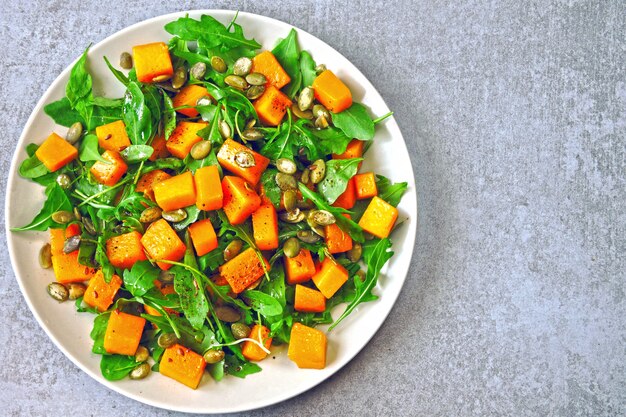 Salada de abóbora com rúcula. Salada de Outono com abóbora e rúcula. Salada de abóbora vegana.