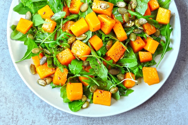 Salada de abóbora com rúcula. Salada de Outono com abóbora e rúcula. Salada de abóbora vegana.