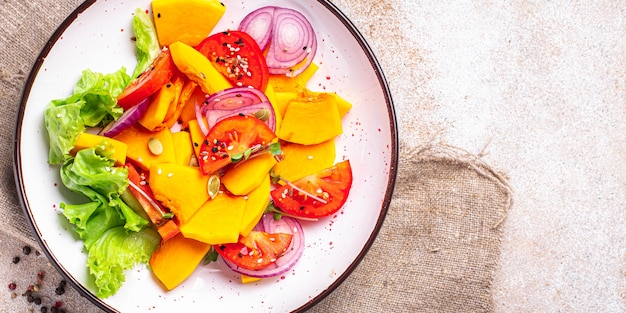 Salada de abóbora vegetais tomate mistura refeição fresca lanche na mesa cópia espaço comida fundo rústico