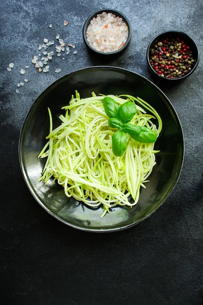 Salada de abobrinha com espaguete vegetal petisco