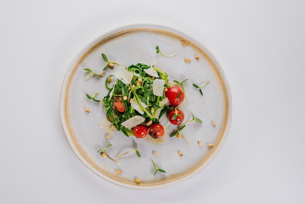Salada de abobrinha cortada em tiras tomate cereja queijo parmesão e microgreen Menu vegano
