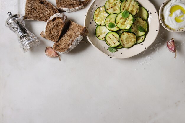 Salada de abobrinha grelhada