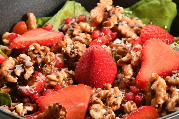 salada de agrião com romã e nozes.