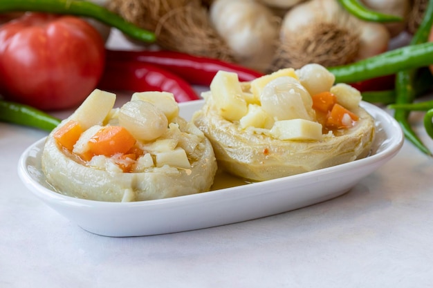 Salada de alcachofra Aperitivo Comida saudável Cozinha tradicional turca e árabe meze Lanche servido ao lado do prato principal Comida vegetariana natural Nome local enginar salatasi