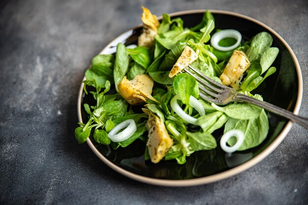 Salada de alcachofra folhas verdes misturar comida fresca refeição saudável lanche dieta na mesa cópia espaço comida