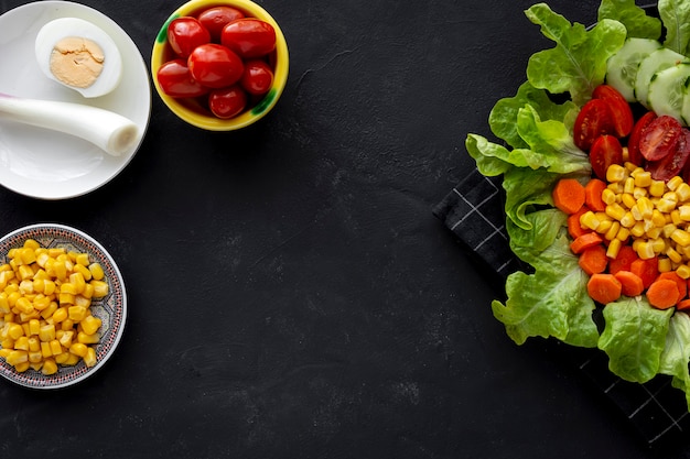 Salada de alface com tomate, queijo e legumes