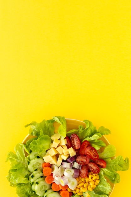 Salada de alface com tomate, queijo e legumes