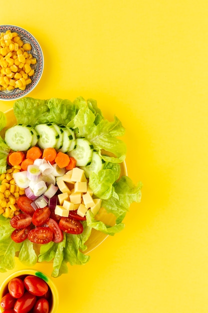 Salada de alface com tomate, queijo e legumes