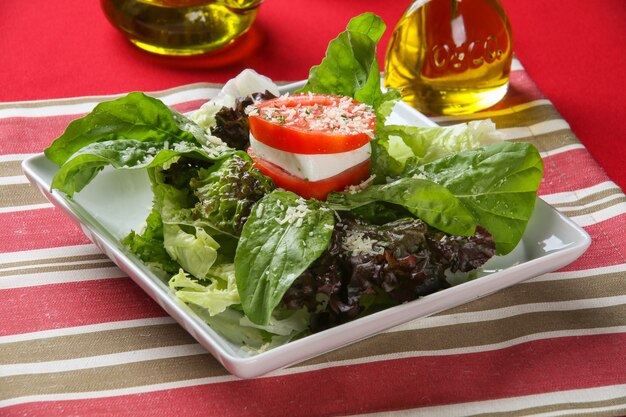 Salada de alface e tomate.