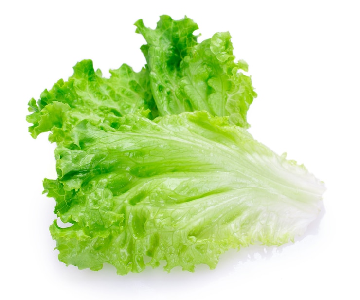 Foto salada de alface fresca isolada no fundo branco closeup