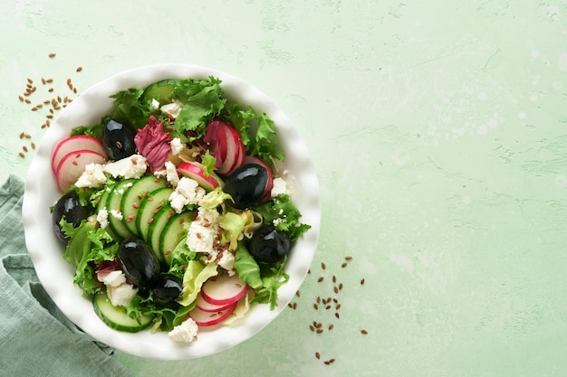 Salada de alface, pepino, rabanete, requeijão e sementes de linhaça, salada de azeite, alimentação saudável, menu dietético e dieta equilibrada Vista superior