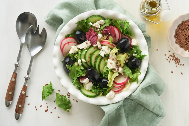 Salada de alface, pepino, rabanete, requeijão e sementes de linhaça, salada de azeite, alimentação saudável, menu dietético e dieta equilibrada Vista superior