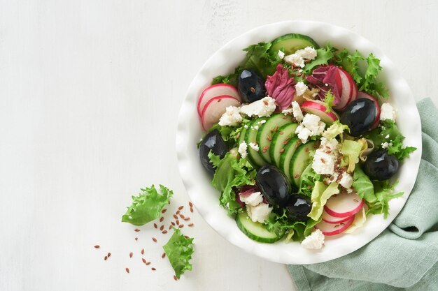 Salada de alface, pepino, rabanete, requeijão e sementes de linhaça, salada de azeite, alimentação saudável, menu dietético e dieta equilibrada Vista superior