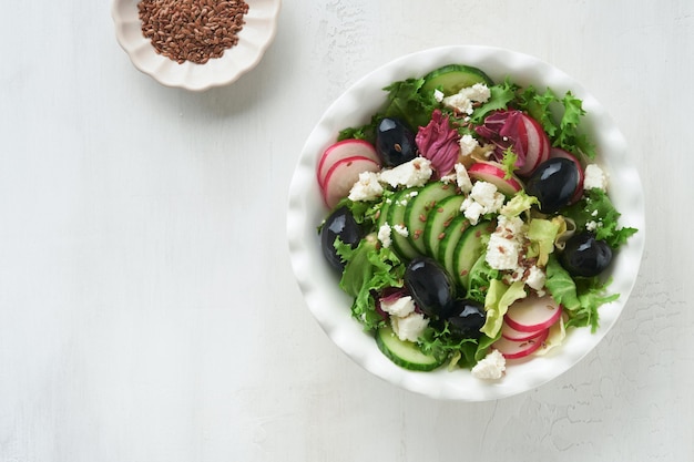 Salada de alface, pepino, rabanete, requeijão e sementes de linhaça, salada de azeite, alimentação saudável, menu dietético e dieta equilibrada Vista superior