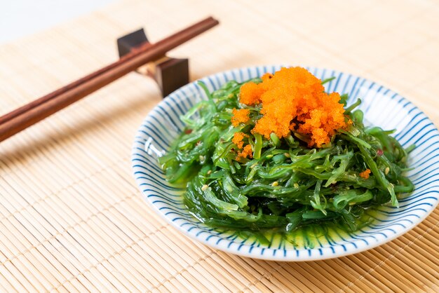 Salada de algas com ovos de camarão - estilo japonês