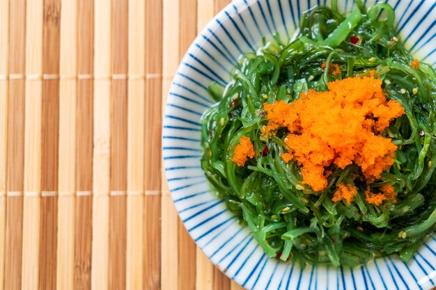 salada de algas com ovos de camarão - estilo japonês