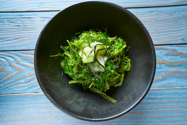 Salada de algas com pepino gergelim e soja