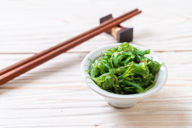 salada de algas em estilo japonês