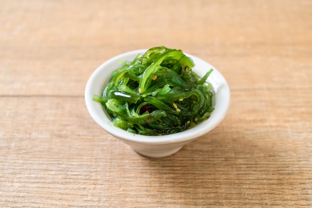 salada de algas em estilo japonês