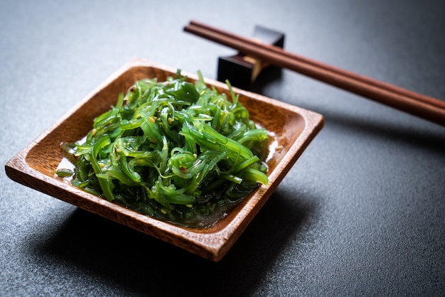 salada de algas em estilo japonês