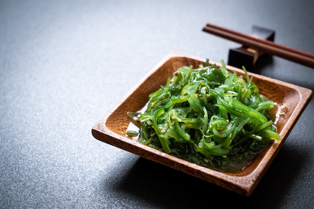 salada de algas em estilo japonês