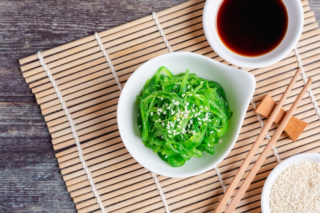 Salada de algas frescas com molho de soja e gergelim branco, comida vegetariana saudável. Vista superior com espaço de cópia.