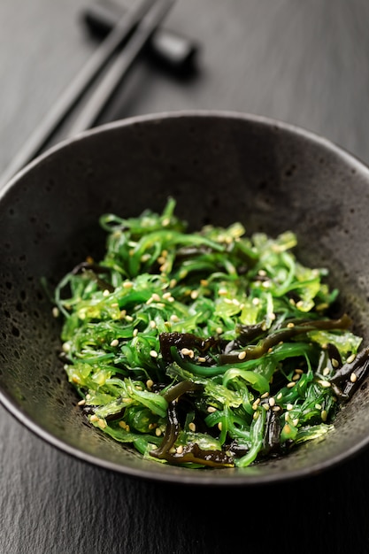 Salada de algas servida e pronta para comer