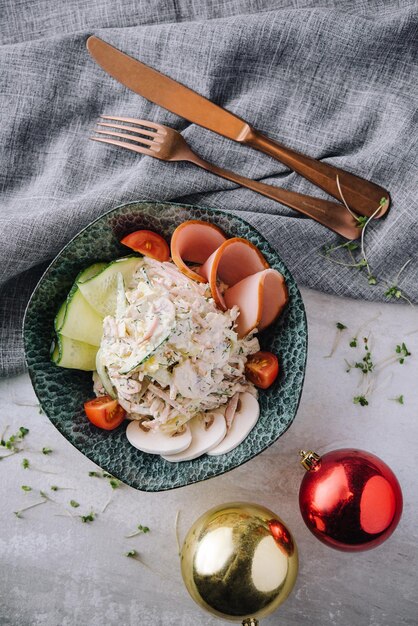 Salada de ano novo e brinquedos de natal vista superior