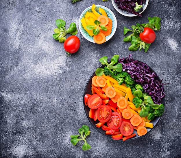 Salada de arco-íris vegetariana saudável