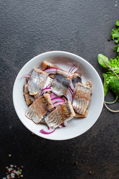 salada de arenque cebola molho lanche frutos do mar pescetarian