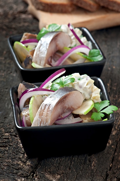 Salada de arenque com cebola e maçã verde