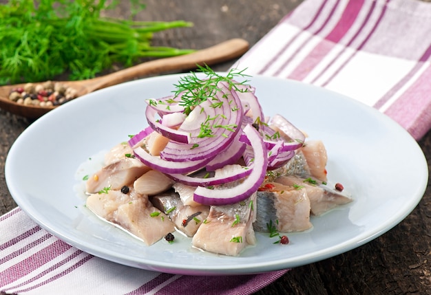 Salada de arenque com cebola