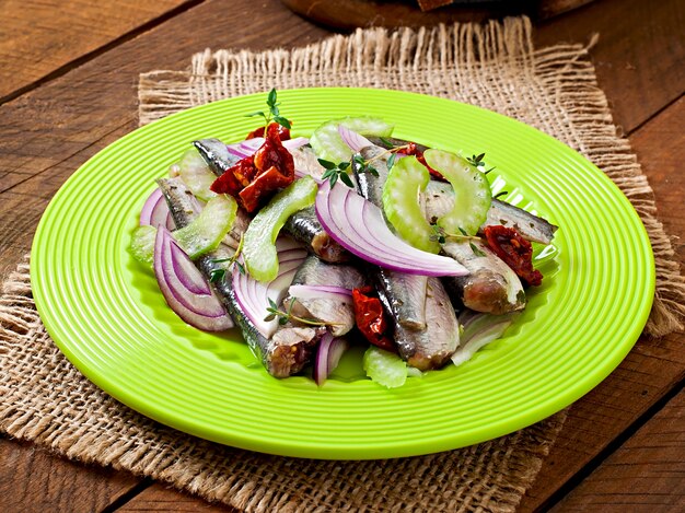 Salada de arenque com tomate seco, aipo e cebola vermelha