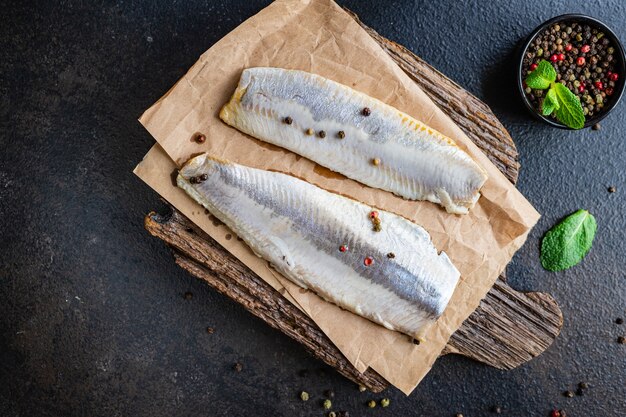 Salada de arenque fatia de peixe salgado marisco fresco aperitivo na mesa