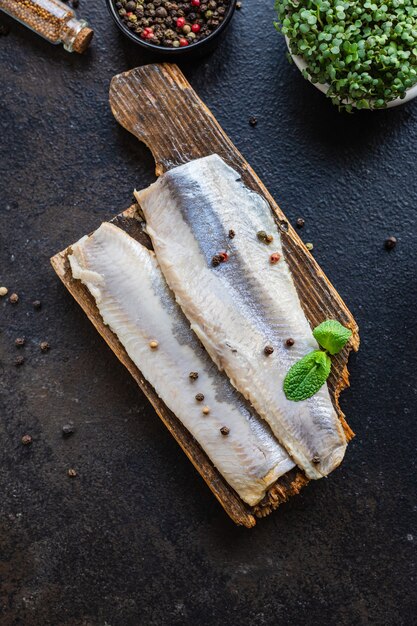 Salada de arenque fresco fatia peixe salgado marisco aperitivo na mesa