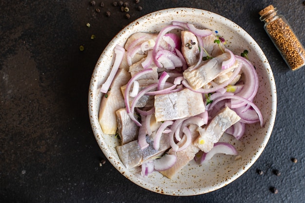 Salada de arenque fresco fatia peixe salgado marisco aperitivo na mesa