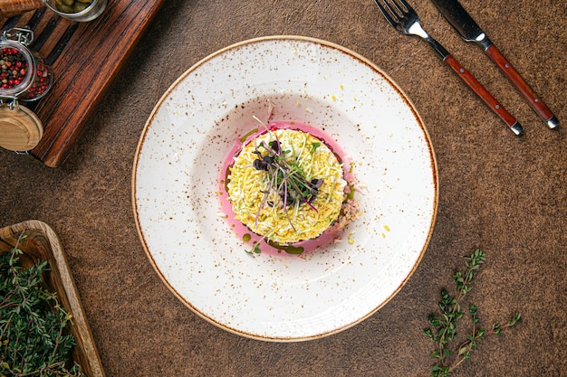 Salada de arenque gourmet em camadas com beterraba