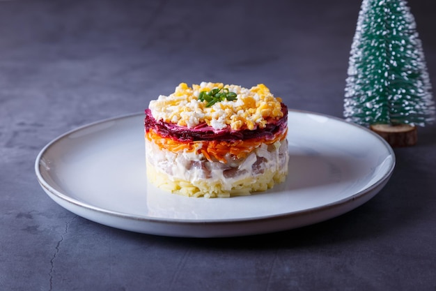 Salada de arenque sob um casaco de pele Salada tradicional russa de várias camadas de arenque