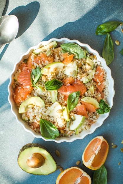 Salada de arroz com toranja, maçã e abacate Vista superior