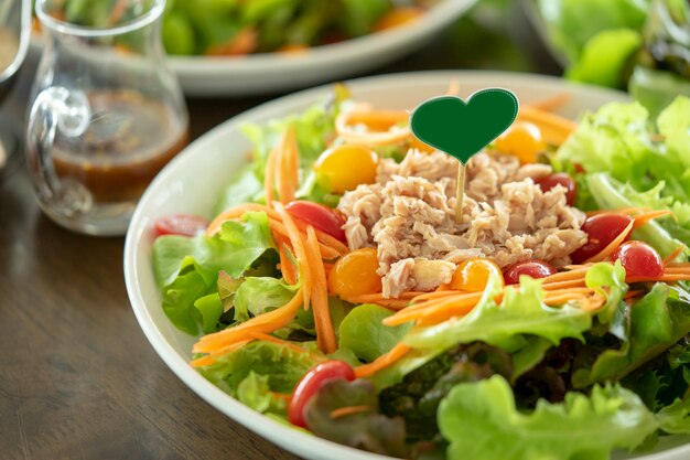 Salada de atum, amantes de comida saudável são populares em idade de trabalhar