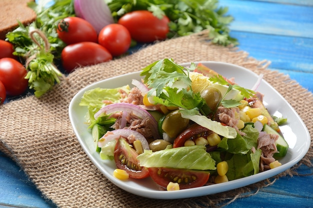 Salada de atum com alface, ovos e tomate, pepino, milho e cebola roxa