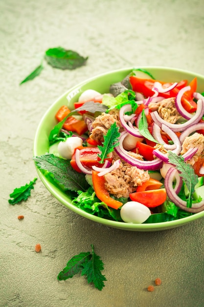 Salada de atum com cebola mussarela e mostarda japonesa mizuna e tatsoi