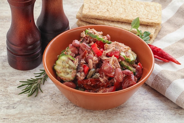 Salada de atum com feijão e tomate