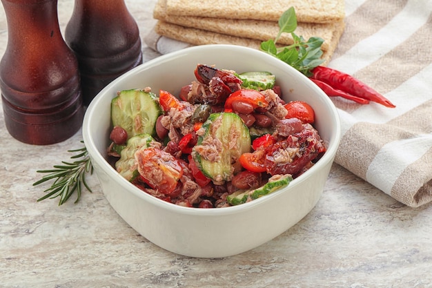 Salada de atum com feijão, pepino e tomate