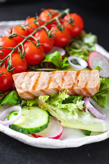 Salada de atum com folhas verdes, tomate cereja, frutos do mar e vitaminas