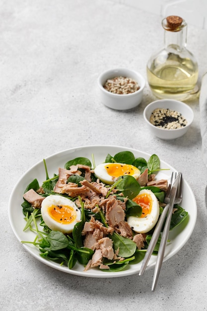 Salada de atum com ovo cozido e espinafre na chapa branca Dieta cetogênica saudável Tigela de salada fresca Jantar