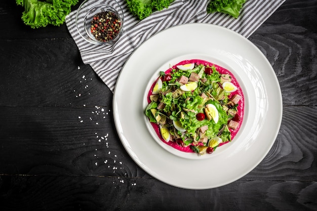 Salada de atum com receita de menu de banner de alface para vista superior de texto