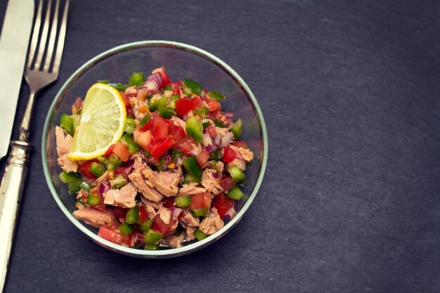 Salada de atum com tomate e pimenta em uma tigela