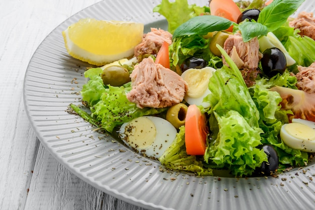 Foto salada de atum com tomates, azeitonas, ovos e cebola.